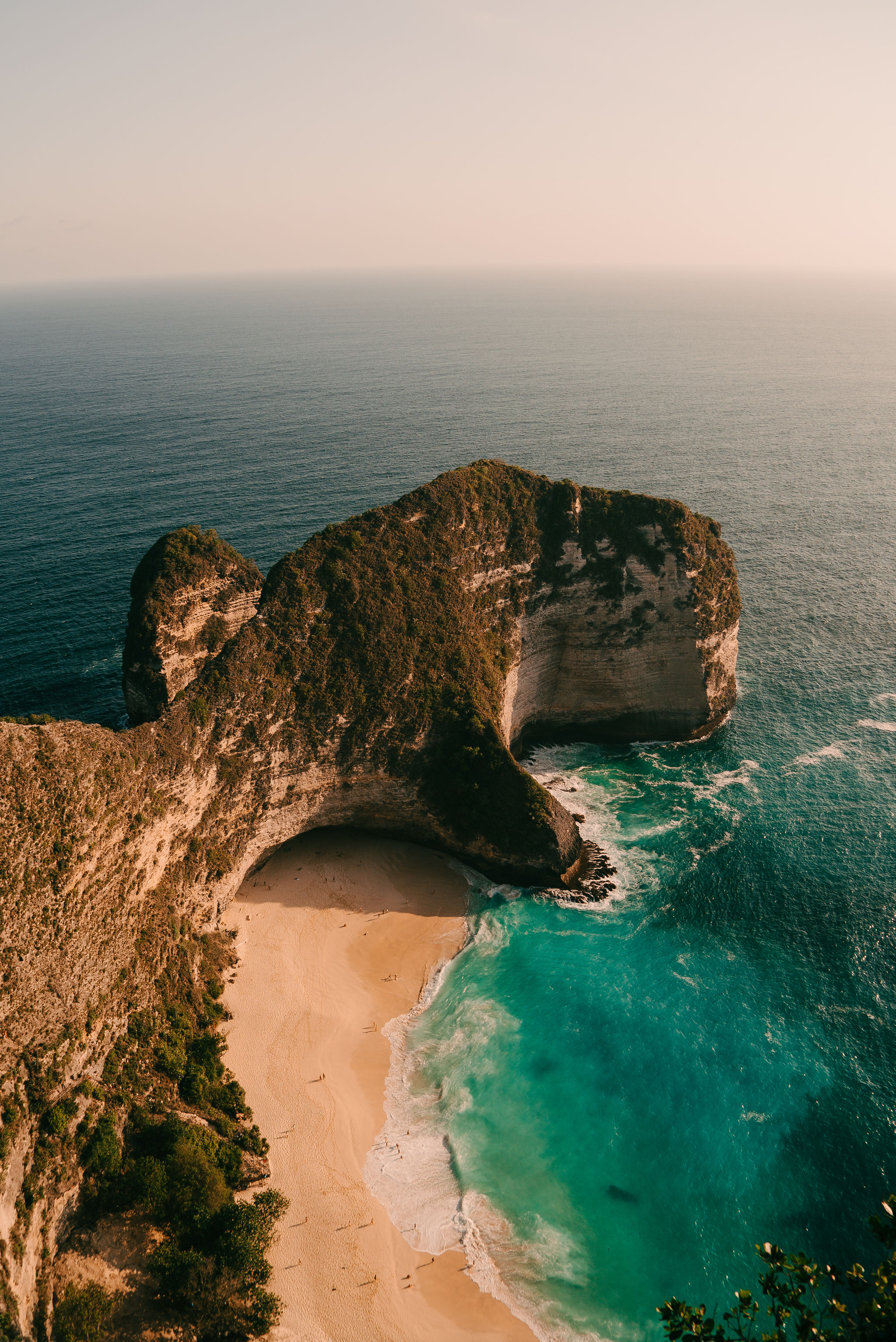 The Kelingking cliff on Nusa Penida above a turquoise bay